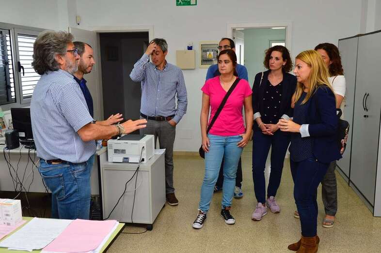 Momento de la visita de candidatas de Unidas Podemos a la sede de Yrichen en Telde (Foto TA)
